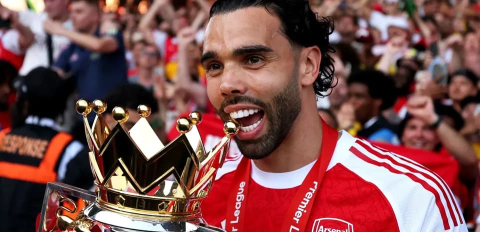 O'yinchi Premier League kubogini ushlab turibdi