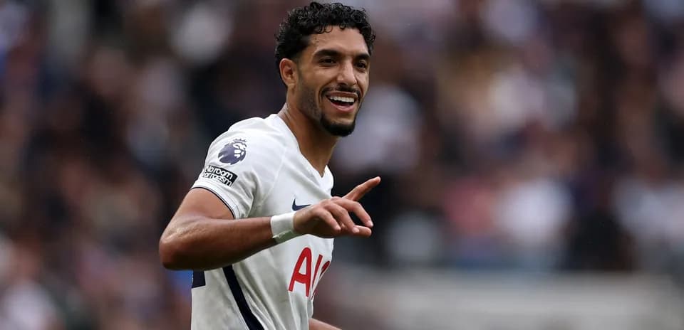 Futbolchi gol urganidan keyin xursandchilik qiladi