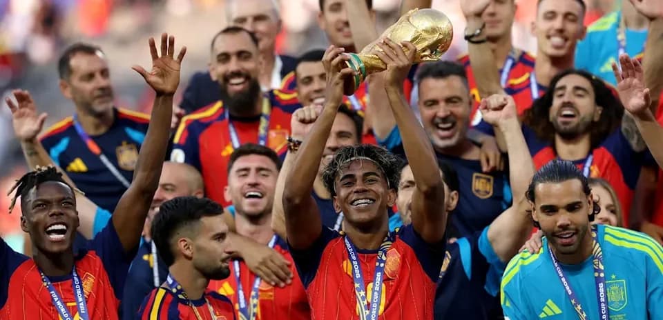 Ispaniya terma jamoasi FIFA Jahon Kubogini qo'lga kiritmoqda
