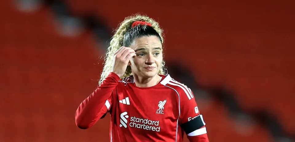 Futbolchi LFC formasida, stadion ichida