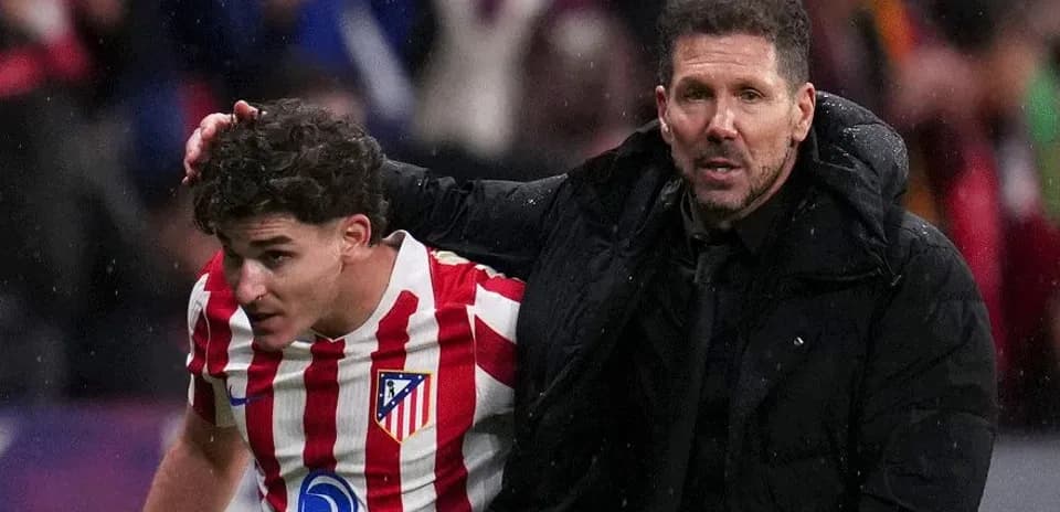 Atlético Madrid player being assisted by coach
