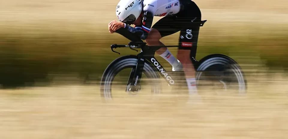 Velosipedchi tezlikda harakatlanmoqda