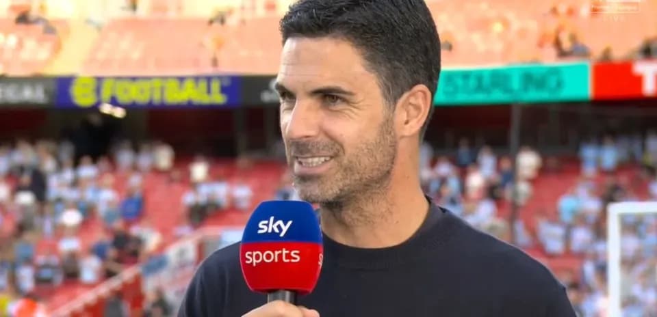 Menejer intervyu berayotgan stadion fonida