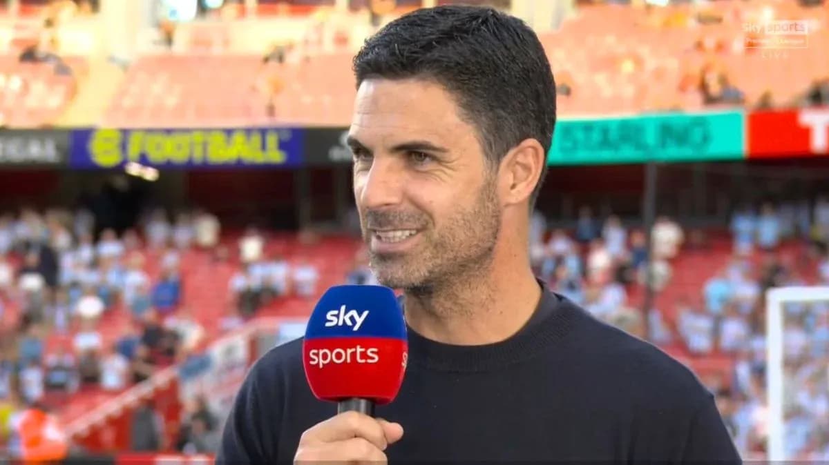 Menejer intervyu berayotgan stadion fonida