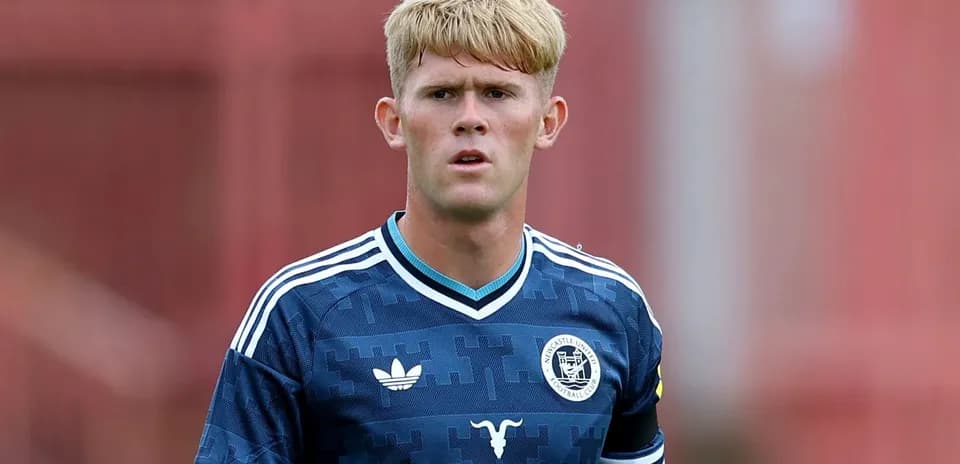 Futbolchi Newcastle United formasida maydonda