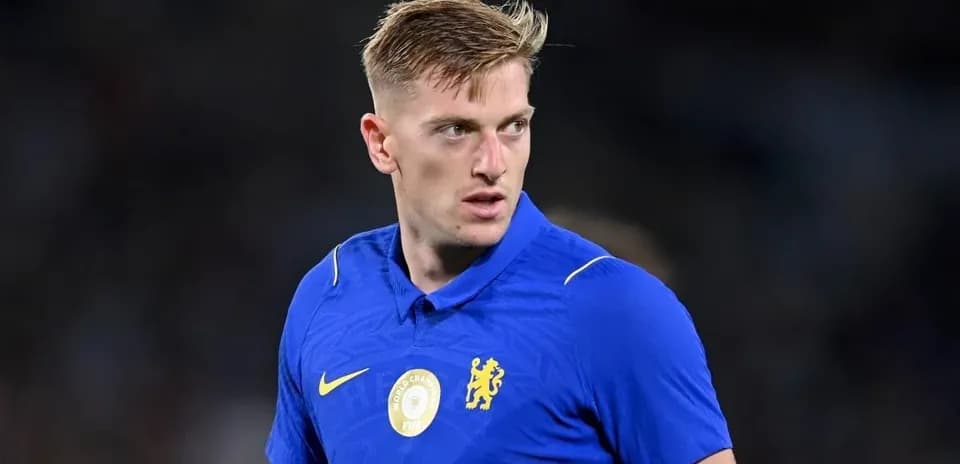 Futbolchi Chelsi formasida maydonda