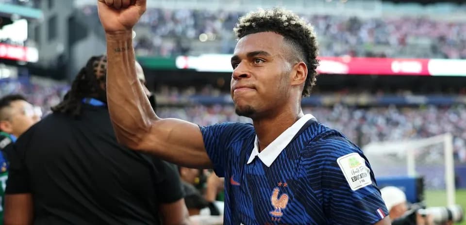 Futbolchi maydonda g'alaba nishonlayapti