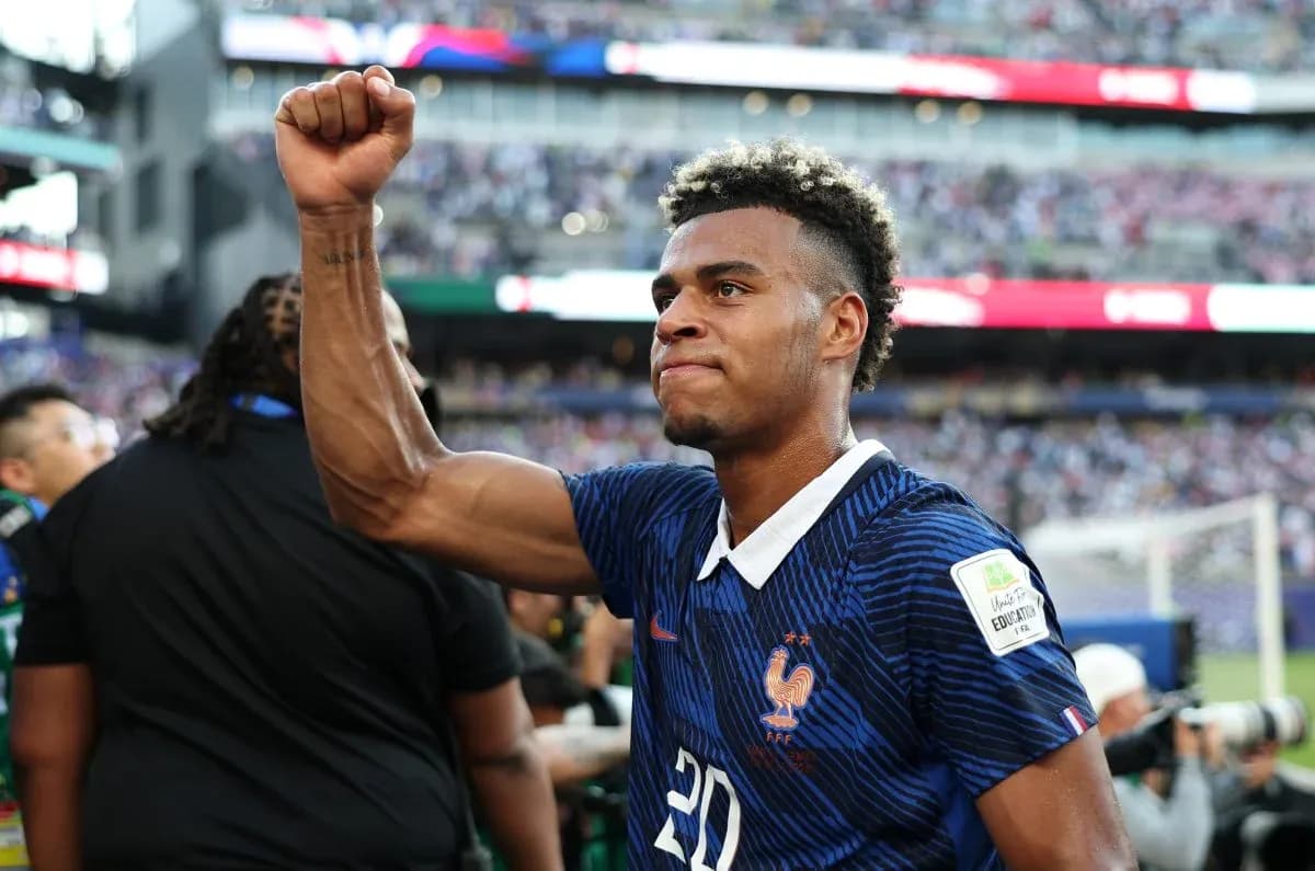 Futbolchi maydonda g'alaba nishonlayapti