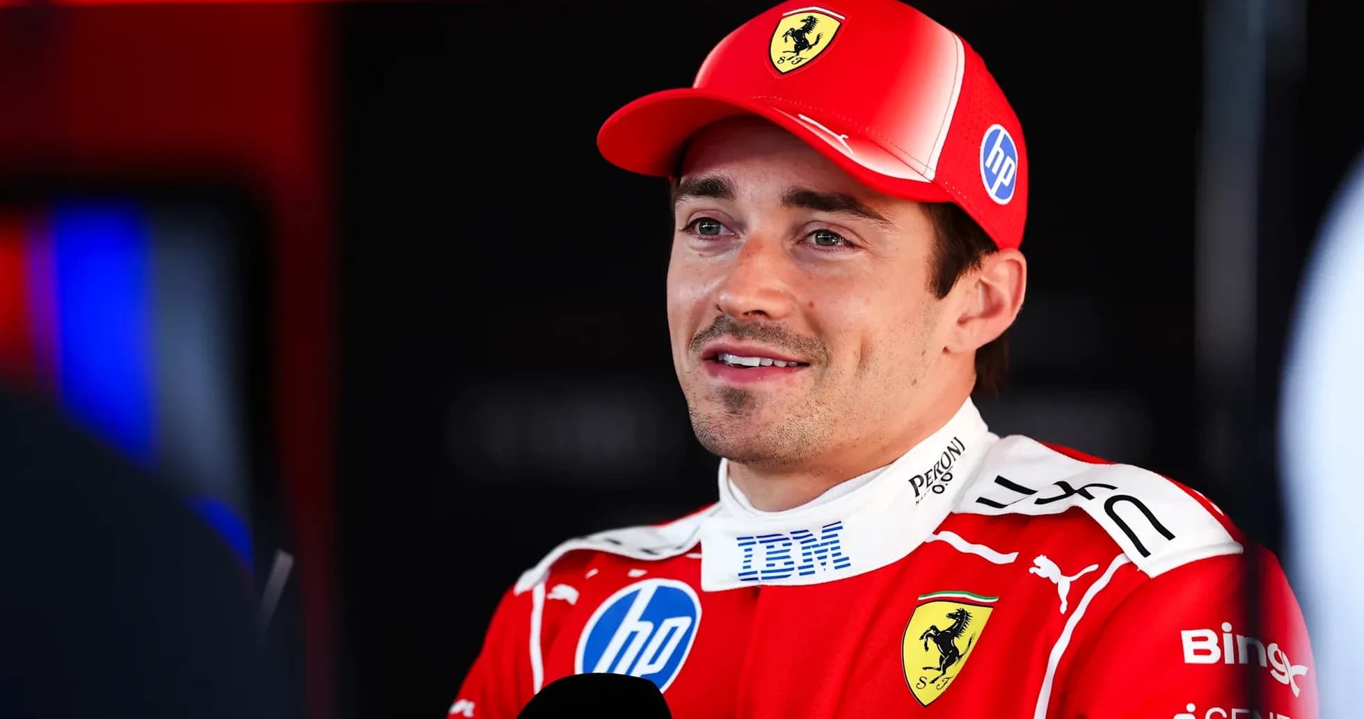 Haydovchi intervyu berayotgan Ferrari kiyimida