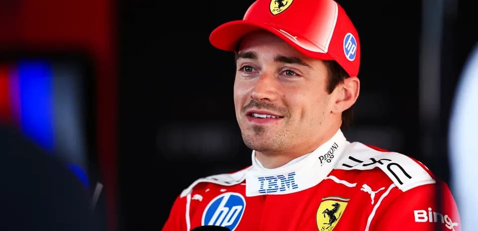 Haydovchi intervyu berayotgan Ferrari kiyimida