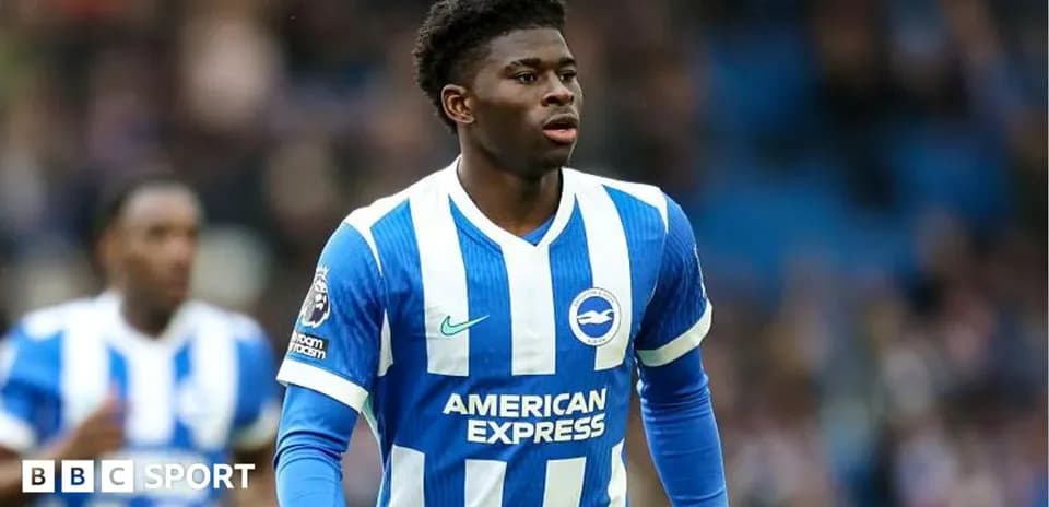 Futbolchi Brighton formasi kiyimida maydonda