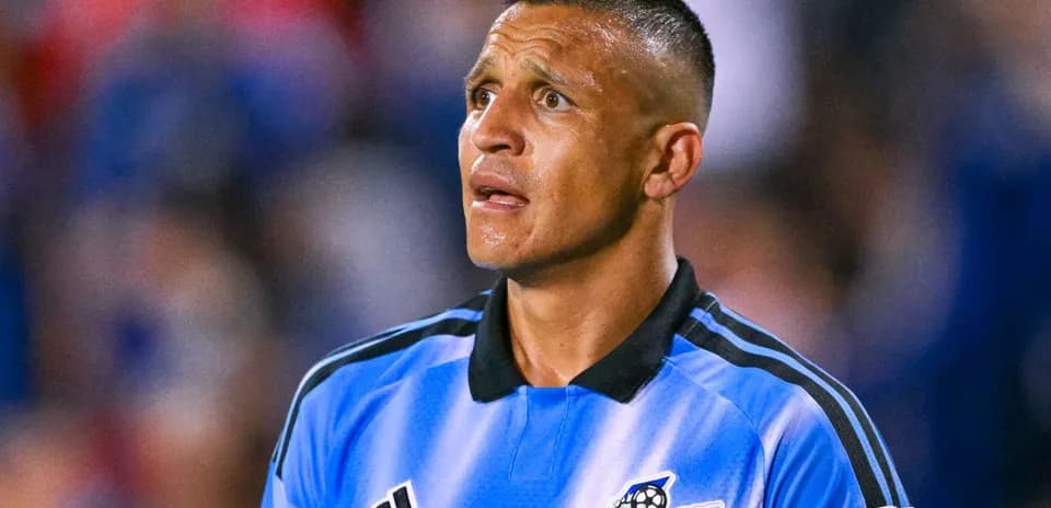 Futbol hakami o'yin davomida qarab turmoqda