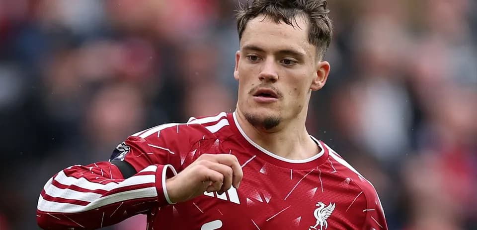 Futbolchi maydonda harakatda, LFC formasi kiygan