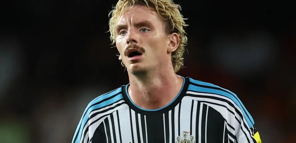 Futbolchi Newcastle United formasida, maydonda