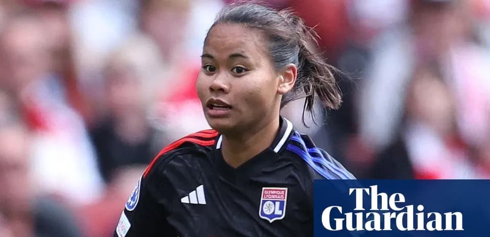 Futbolchi OL formasida maydonda harakatda