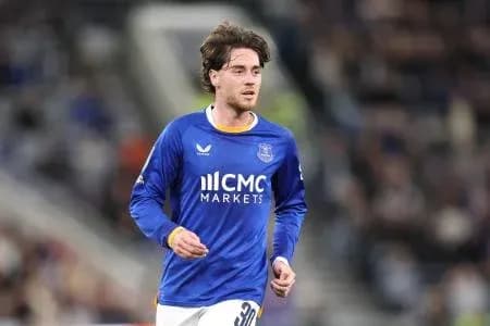 Futbolchi to'p bilan maydonda yurmoqda