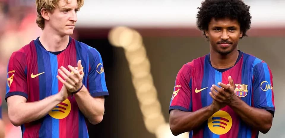 Ikkita futbolchi qo'llarini chalqanib turibdi
