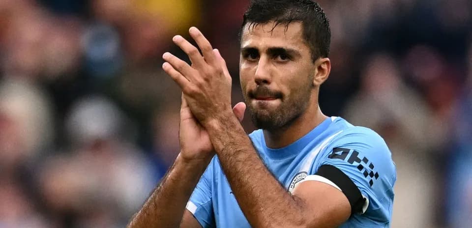 Futbolchi muxlislarni qo'llab-quvvatlamoqda