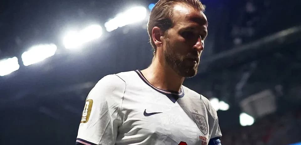 Futbolchi maydonga kirib kelmoqda, England formasi