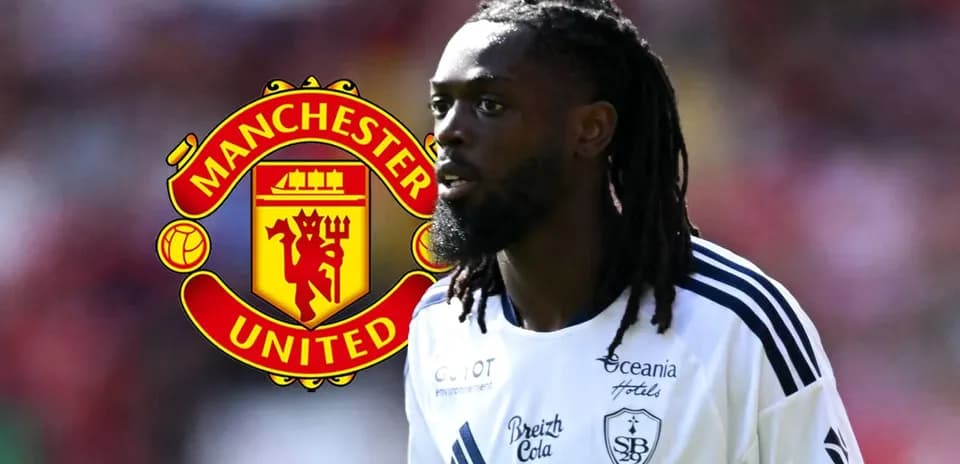 Futbolchi Manchester United logosi bilan maydonda