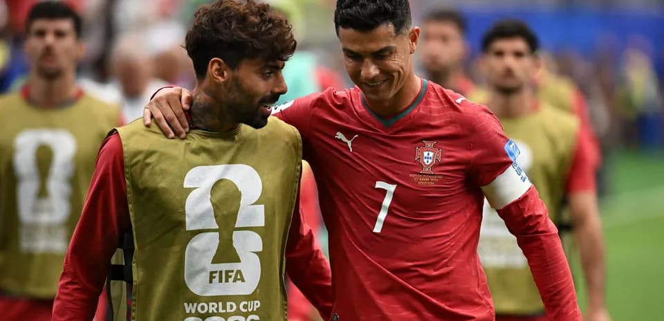 Ikkita futbolchi musobaqa oldidan bir-biriga yaqinlashmoqda