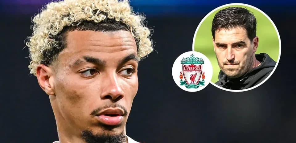 Futbolchi va murabbiy Liverpool logotipi bilan