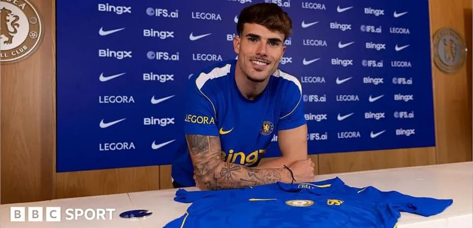 Futbolchi Chelsea futbol formasida imzo qo'ymoqda