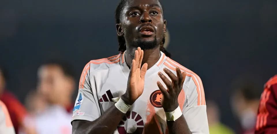 Futbolchi qo'llarini birlashtirib, rahmat aytmoqda