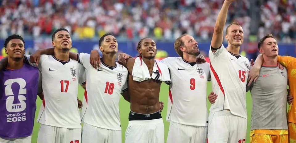 Ingliz futbolchilar qo'shilgan holda g'alaba nishonlayapti