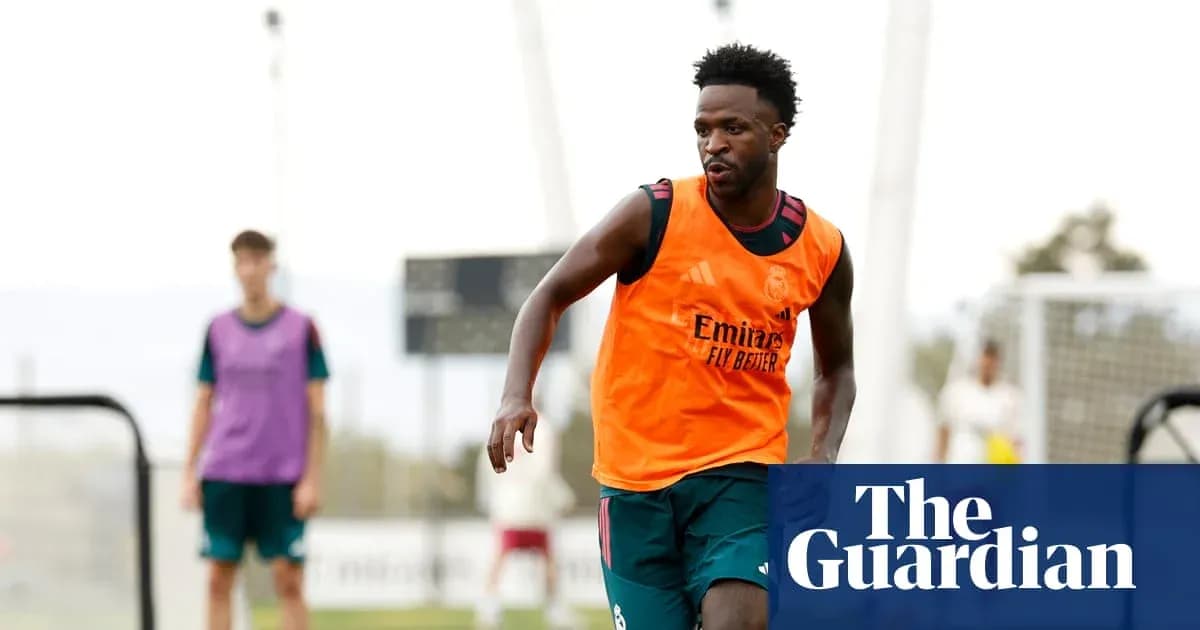Futbolchi mashg'ulotda harakatda, Real Madrid formasida Futbolchi mashg'ulotda harakatda, Real Madrid formasida