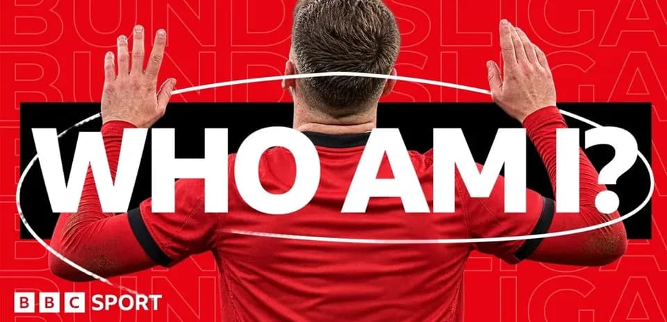 Futbolchi orqa tomondan qo'l ko'tarib turibdi