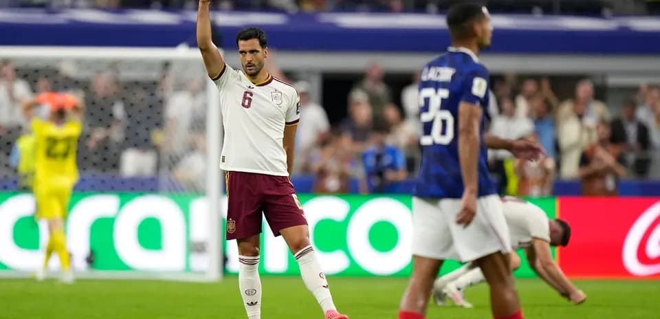 Ispaniya futbolchisi to'p bilan g'alaba qozonmoqda