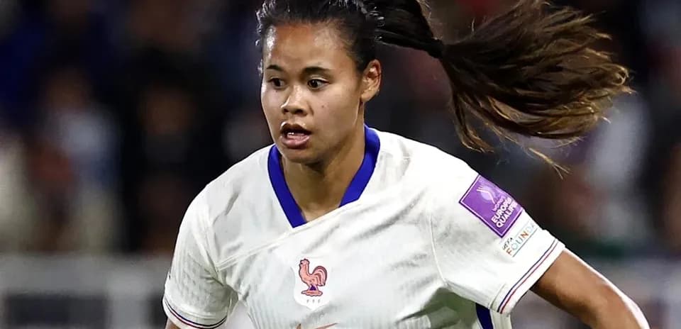 Futbolchi to'pni ushlab, yugurib bormoqda