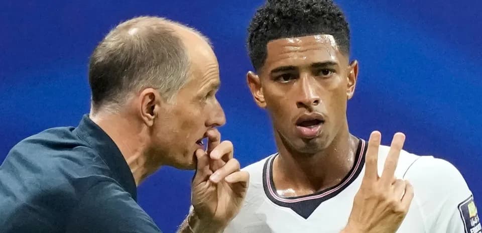 Trener futbolchi bilan strategiya muhokama qilmoqda