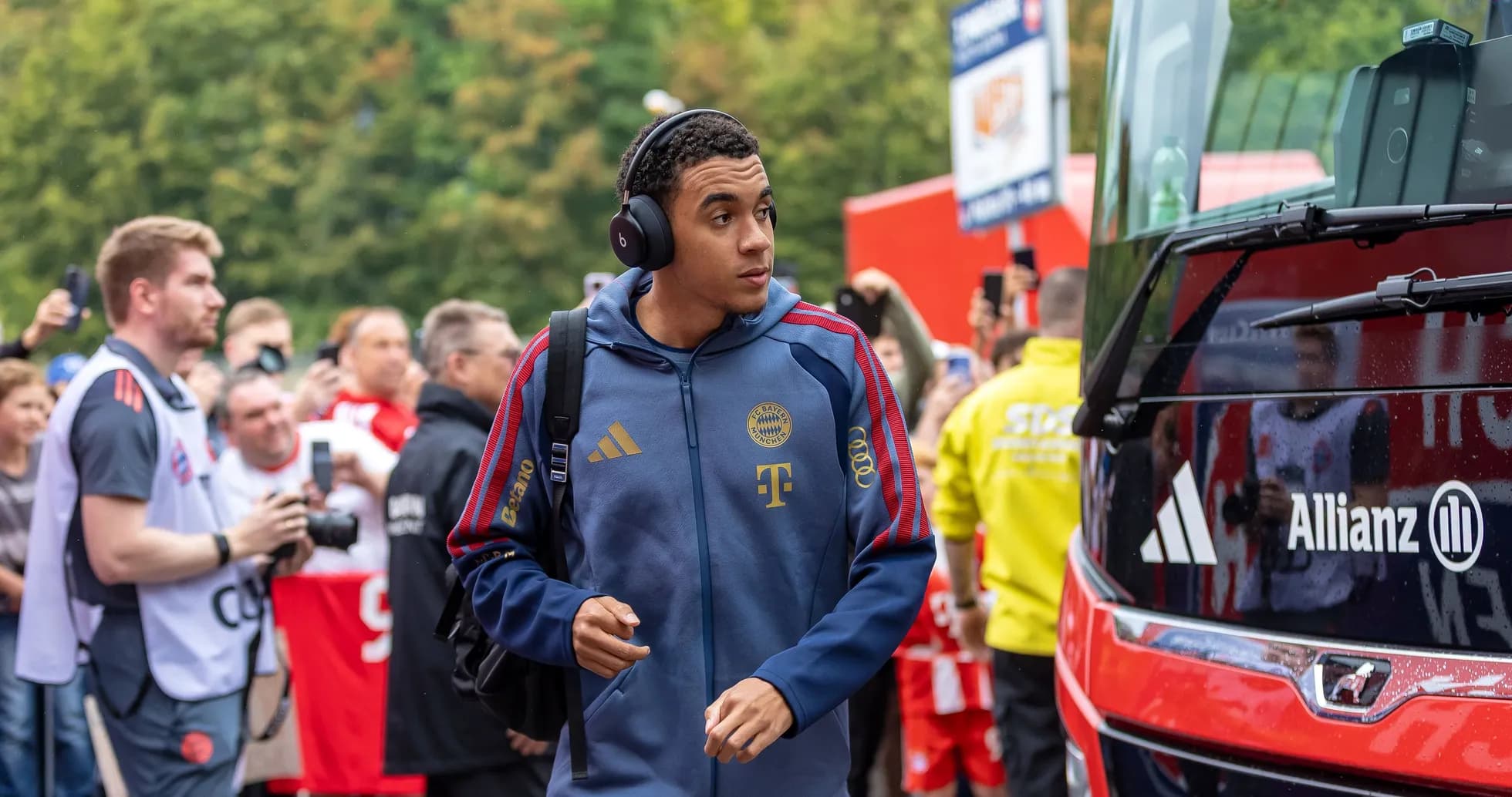 Futbolchi Bayern Munich avtobusga yaqinlashmoqda