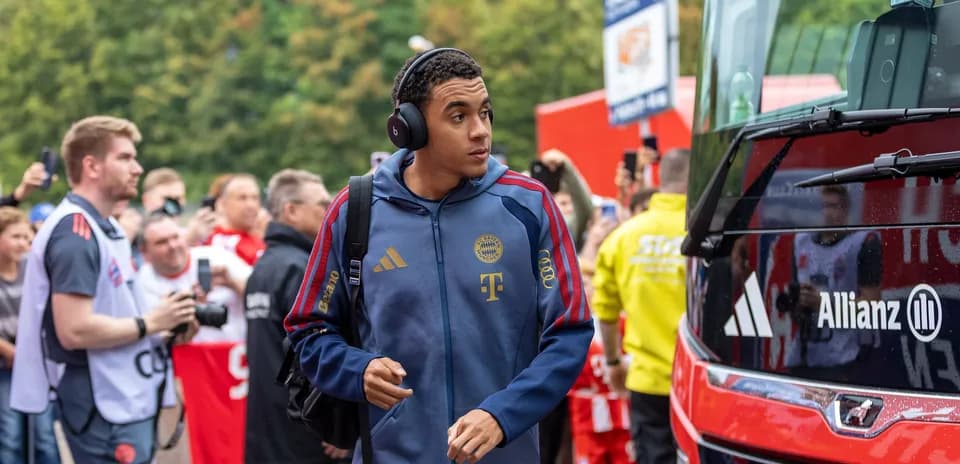Futbolchi Bayern Munich avtobusga yaqinlashmoqda