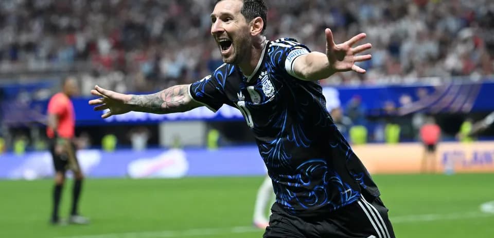 Futbolchi gol urib, qo'llarini ochgan