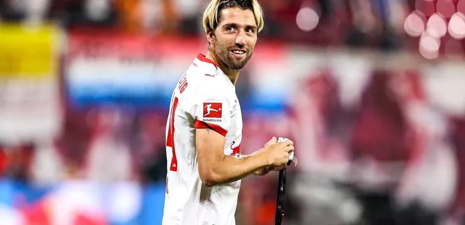Futbolchi maydonda jamoaga tabriklar yubormoqda