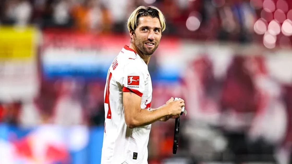Futbolchi maydonda jamoaga tabriklar yubormoqda