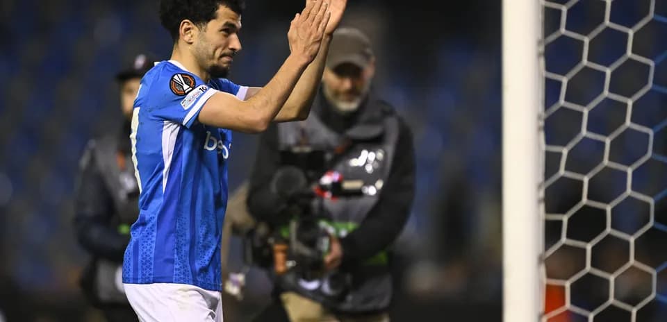Futbolchi maydonni tark etayotgan paytda qo'l silkishyapti