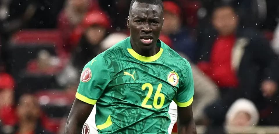 Futbolchi maydonda raqibga qarab turibdi