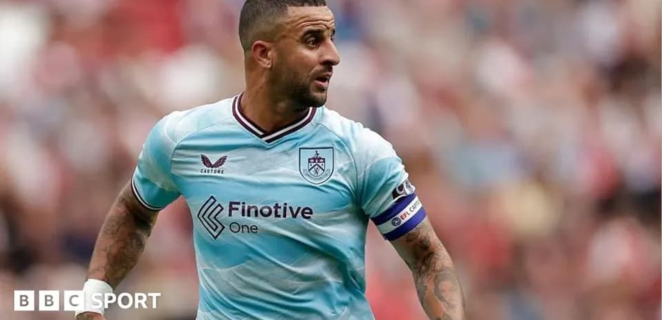 Futbolchi maydonda harakatda, Burnley formasi kiygan