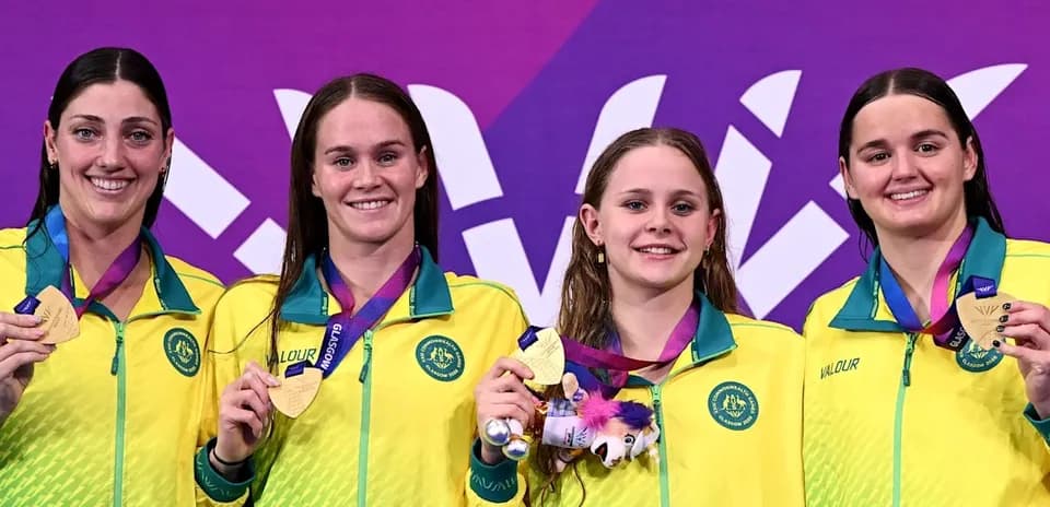 To'rt suzuvchi oltin medal bilan podiumda