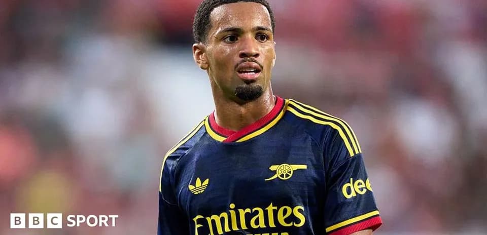 Futbolchi Emirates formasida o'yinda