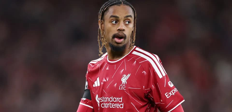 Futbolchi Liverpool formasida maydonda