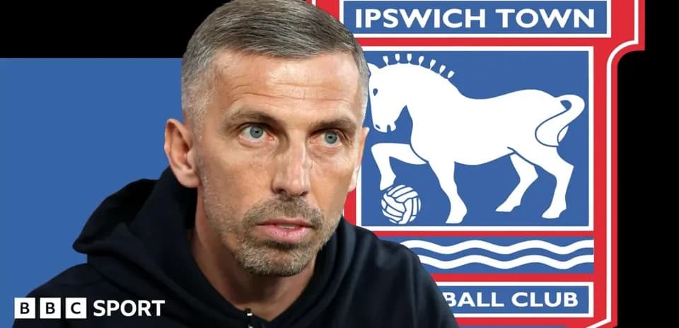 Maqsadli futbolchi Ipswich Town logosi oldida