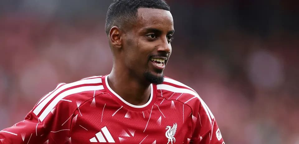 Futbolchi L.F.C. formasi bilan maydonda kulmoqda
