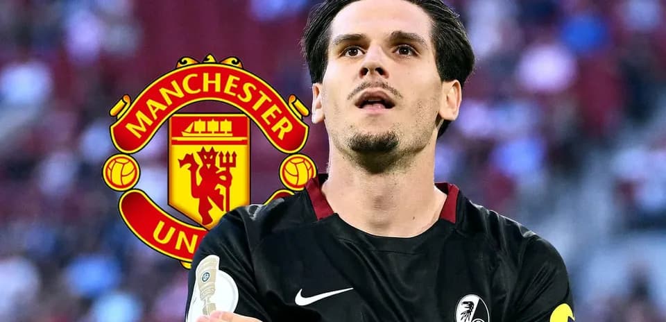 Futbolchi Manchester United logosi ortasida turgan