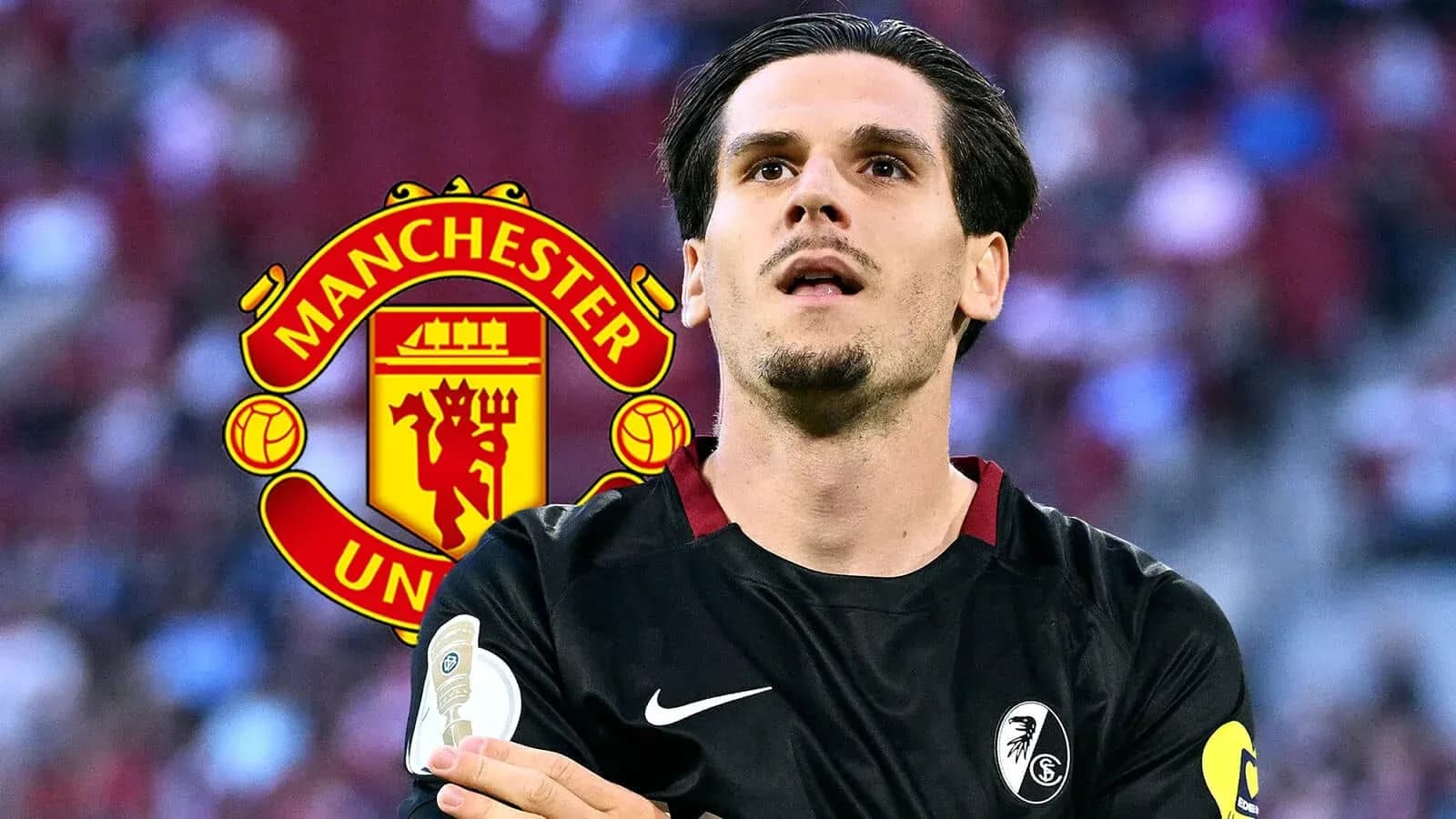 Futbolchi Manchester United logosi ortasida turgan