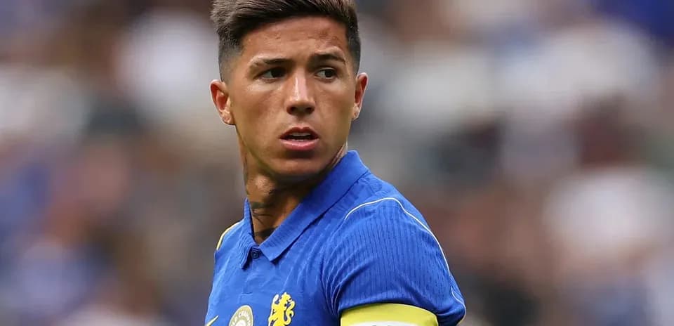 Futbolchi maydonda kaptanlik tasmasi bilan